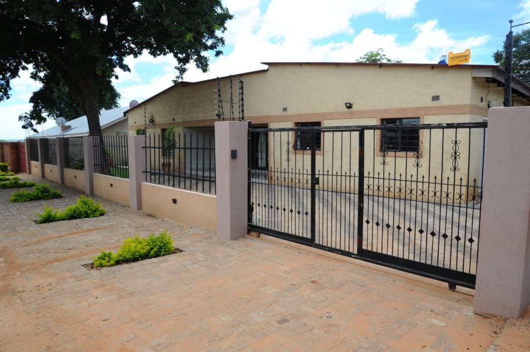 Pillacol Guest House Victoria Falls Exteriér fotografie